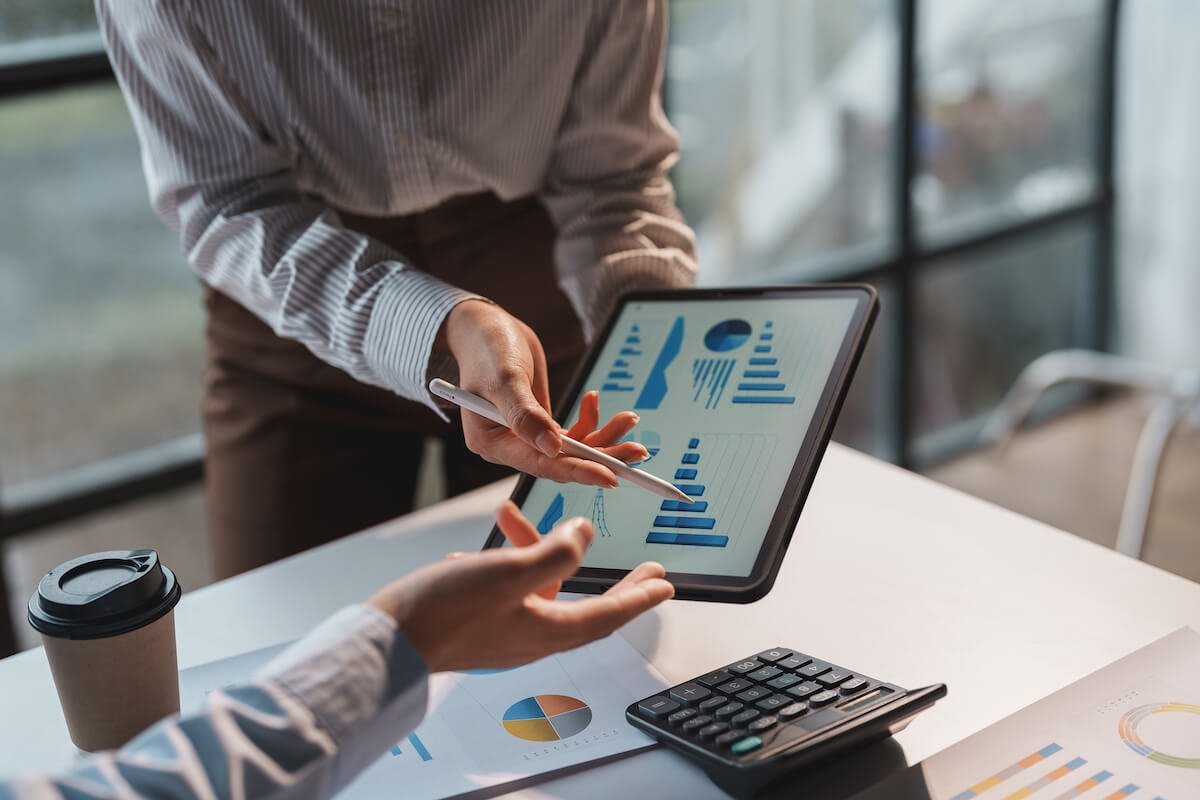 Mujer de negocios demostrando grafico comparativo