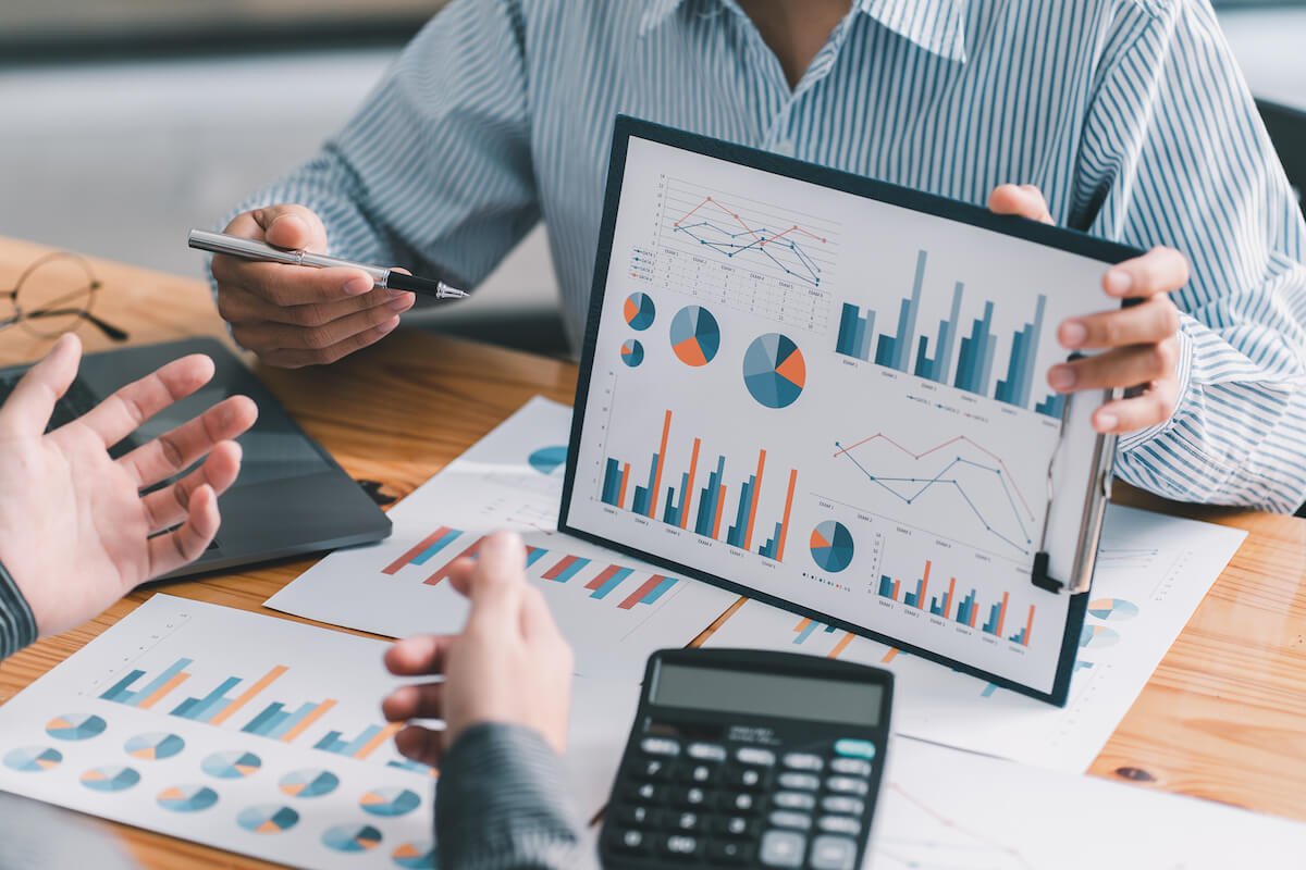 Persona de negocios exitosa mostrando gráficos de finanzas