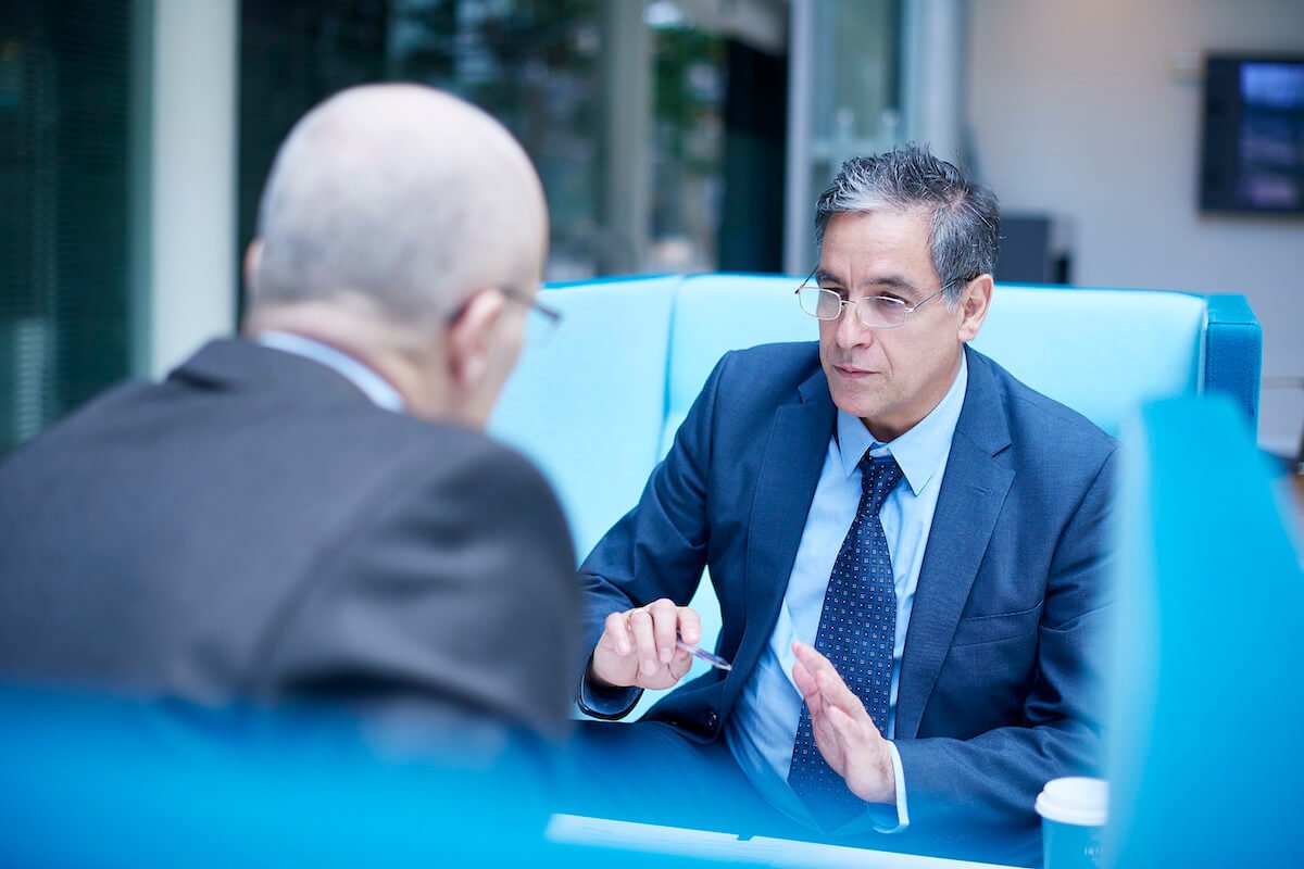 Hombres de negocios en entrevista